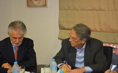 Στιγμιότυπο από τη σύσκεψη. Ο πρόεδρος της Διεπαγγελματικής κ. Γιώργος Ντούτσιας και ο γενικός γραμματέας του υπουργείου κ. Αντώνογλου.
